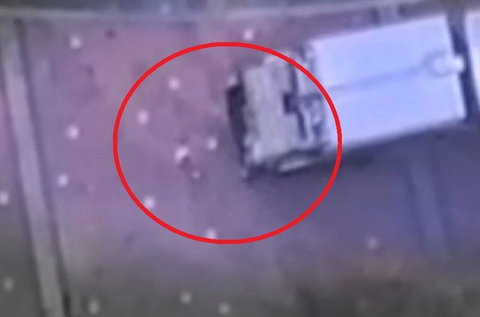 지난달 30일 오후 1시20분쯤 광주 북구 신용동 한 아파트 단지에서 뒤에서 걸어오는 초등생을 보지 못하고 후진하는 쓰레기 수거 차량. MBC 보도화면 갈무리