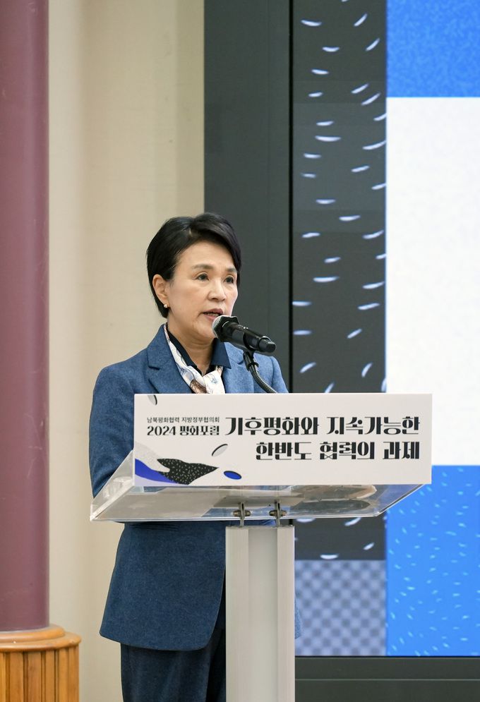 법무부 장관을 지낸 강금실 경기도 기후대사가 1일 국회에서 열린 포럼을 진행하고 있다.남북평화협력지방정부협의회 제공