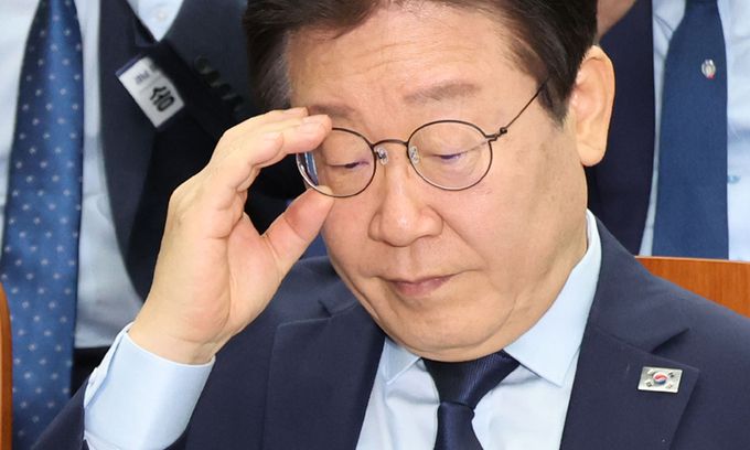 더불어민주당 이재명 대표가 지난 1일 서울 여의도 국회에서 열린 전국 지역위원장-국회의원 비상 연석회의에서 안경을 고쳐쓰고 있다. 뉴시스