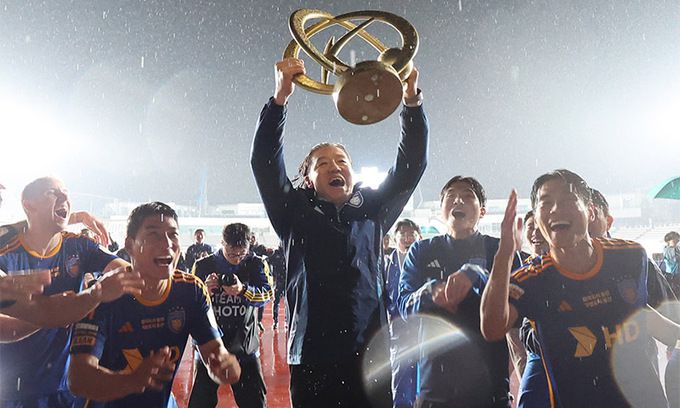 비 뚫고 ‘펄쩍’ 김판곤 울산 HD 감독(가운데)이 1일 강원FC를 물리치고 K리그1 3연패를 달성한 뒤 우승 트로피를 들고 선수들과 함께 펄쩍 뛰며 기뻐하고 있다. 울산=연합뉴스