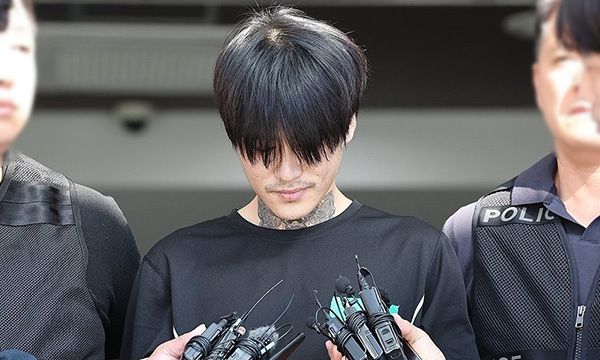 살인 혐의를 받는 박대성(30)이 지난 10월 4일 전남 순천경찰서에서 검찰로 송치되고 있다. 경찰은 전남 순천시 조례동에서 길을 걷던 10대 여성 청소년을 흉기로 여러 차례 찔러 살해한 혐의를 받는 박씨의 신상 정보를 국민의 알권리·수단의 잔인성 등을 고려해 지난달 30일 공개했다. 연합뉴스