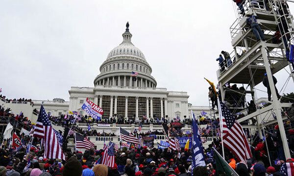 2021년 1월 6일(현지시간) 미국 워싱턴DC 의회 의사당 앞에 도널드 트럼프 대통령 지지자들이 운집해 대선 결과 불복 시위를 벌이고 있다. 이날 시위대가 의사당 건물에 난입하는 과정에서 4명이 사망하고 52명이 경찰에 체포되는 등 미 역사상 초유의 사태가 벌어졌다. 워싱턴=EPA연합뉴스
