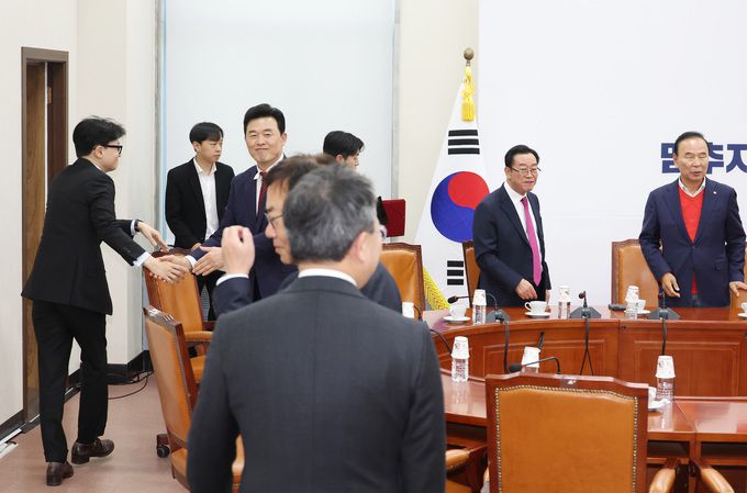 국민의힘 한동훈 대표가 6일 국회에서 열린 3-4선 의원들과의 간담회에 참석한 의원들과 인사하고 있다. 연합뉴스