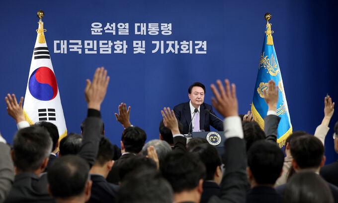 뜨거운 질문 공세 윤석열 대통령 대국민담화·기자회견이 열린 7일 서울 용산 대통령실 청사 브리핑실에서 취재진이 질문권을 받기 위해 손을 들고 있다. 윤 대통령 임기 반환점(10일)을 앞두고 진행된 이날 담화·기자회견은 오전 10시부터 140분간 진행됐다. 윤 대통령은 준비한 대국민 담화문을 약 15분간 읽은 후 26개의 취재진 질문에 답했다. 대통령실사진기자단