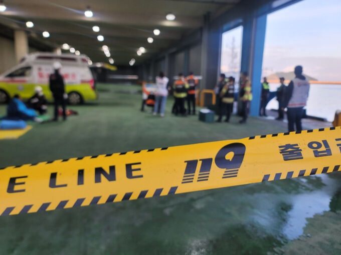 8일 오전 4시 33분쯤 제주 비양도 북서쪽 약 24㎞ 해상에서 부산 선적 선망 어선 금성호(129t)가 침몰 중이라는 신고가 해경에 접수됐다. 승선원 중 인근 선박에 의해 구조된 이들이 한림항으로 이송되고 있다. 제주도소방안전본부 제공