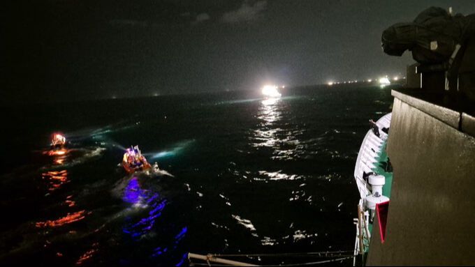 8일 오전 제주 비양도 북서쪽 24㎞ 해상에서 침몰한 부산 선적 선망 어선 금성호(129t) 실종 선원을 찾기 위해 해경이 수색을 벌이고 있다. 제주해양경찰서 제공