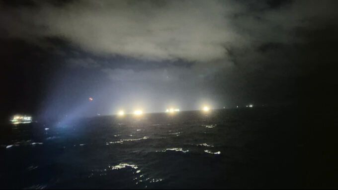 8일 오전 제주 비양도 북서쪽 24㎞ 해상에서 침몰한 부산 선적 선망 어선 금성호(129t) 실종 선원을 찾기 위해 해경이 수색을 벌이고 있다. 제주해양경찰서 제공