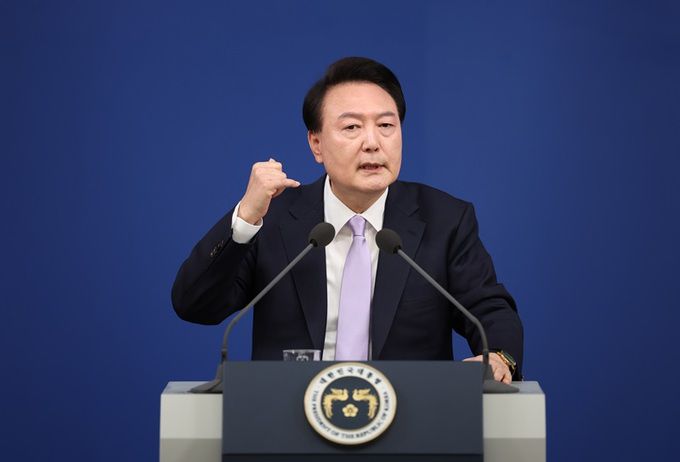 윤석열 대통령이 지난 7일 오전 서울 용산 대통령실 청사 브리핑실에서 열린 ‘대국민담화 및 기자회견’에서 질문에 답변하고 있다. 연합뉴스