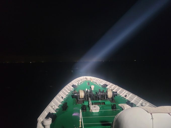 제주 비양도 북서쪽 해상에서 발생한 금성호 침몰사고 이틀째인 9일 사고 해역 인근에서 실종자를 찾기 위한 야간 수색이 진행되고 있다. 제주해경 제공