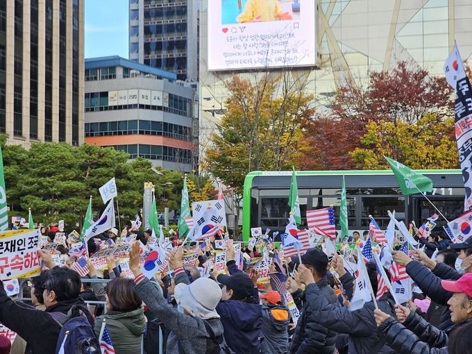 9일 시청역 일대에서 자유통일당이 진보진영의 대규모 집회에 대한 ‘맞불 집회’를 열었다. 윤솔 기자
