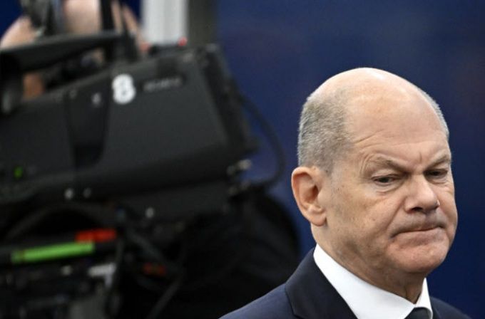 8일(현지시간) 헝가리 부다페스트에서 열린 유럽연합(EU) 회원국 정상회의에 참석한 올라프 숄츠 독일 총리가 심각한 표정을 짓고 있다. AP연합뉴스