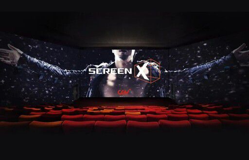 CGV가 세계 최초로 선보인 기술로 정면뿐 아니라 왼쪽과 오른쪽 벽까지 스크린으로 활용하는 스크린X 상영관 이미지. 14일에는 영화 ‘위키드’ 더빙판 시사회가 서울 CGV영등포 스크린X관에서 열린다. CJ CGV 제공