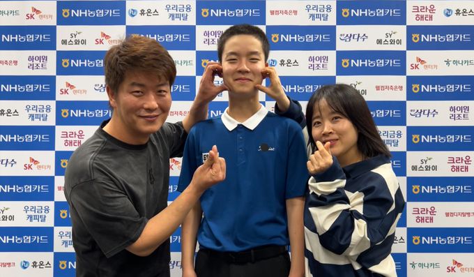 김영원이 11일 경기도 고양 킨텍스 PBA 스타디움에서 열린 PBA-LPBA NH농협카드 챔피언십을 제패한 뒤 아버지 김창수씨와 어머니 안효정씨와 기념촬영을 하고 있다. PBA 제공