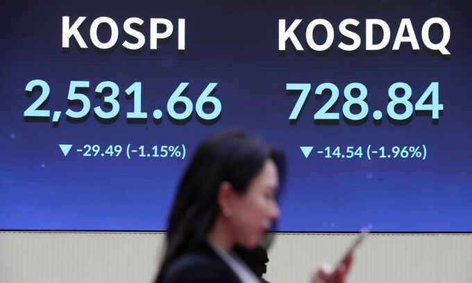 지난 11일 서울 여의도 한국거래소 전광판에 종가가 표시되고 있다. 뉴스1