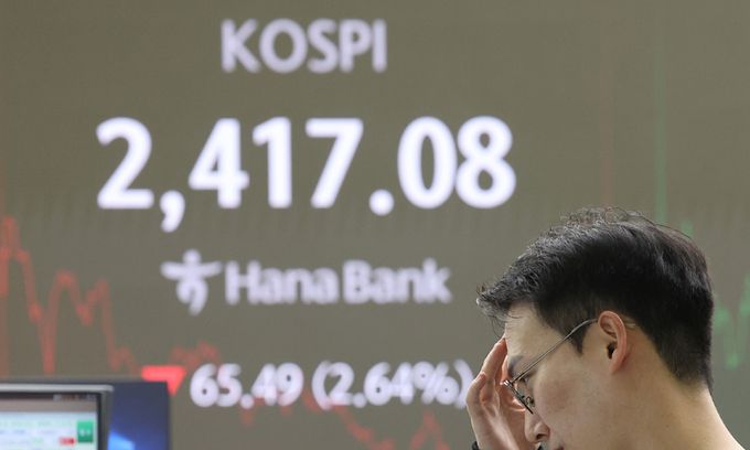 코스피가 나흘째 급락세를 지속한 13일 서울 중구 하나은행 본점 딜링룸에서 직원이 업무를 보고 있다. 이날 코스피는 전장보다 65.49포인트(2.64%) 내린 2,417.08에 장을 마쳤다. 연합뉴스