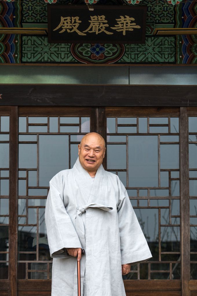 불교계 큰어른이자 대강백인 여천무비스님이 부산 금정구 범어사 화엄전 앞에서 포즈를 취한 모습. 불광출판사 제공