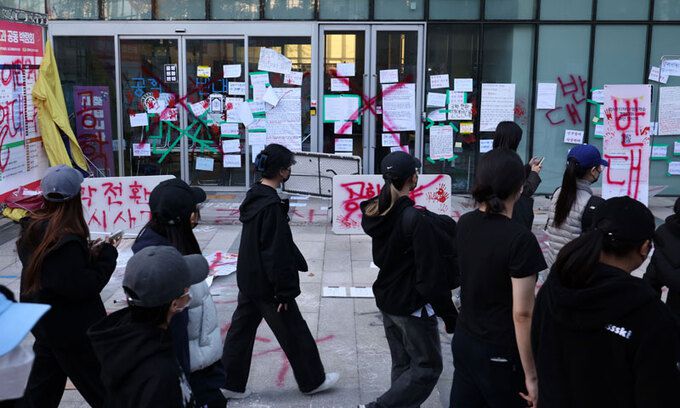 동덕여대가 남녀공학 전환을 논의한 것으로 알려진 가운데 12일 오후 서울 성북구 동덕여자대학교 동덕 100주년 기념관에 남녀공학 전환을 규탄하는 대자보 및 문구들이 부착되어 있다. 뉴시스