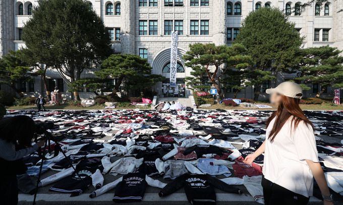 동덕여대가 남녀공학 전환을 논의한 것으로 알려진 가운데 12일 오후 서울 성북구 동덕여자대학교 본관 앞에 총학생회를 비롯한 학생들이 남녀공학 전환 논의를 규탄하며 벗어놓은 학교 점퍼가 놓여져있다. 뉴시스