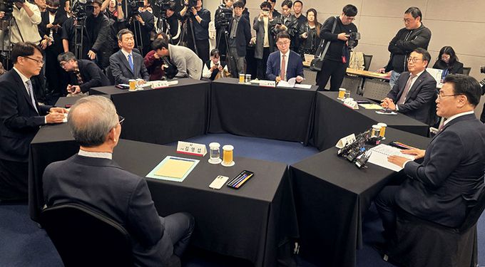 유상임 과학기술정보통신부 장관이 13일 서울 중구 대한상공회의소에서 열린 과기정통부 장관-통신사 CEO 간담회에서 발언하고 있다. 이날 간담회에는 김영섭 KT 대표, 유영상 SK텔레콤 대표, 황현식 LG유플러스가 참석했다. 김경호 기자