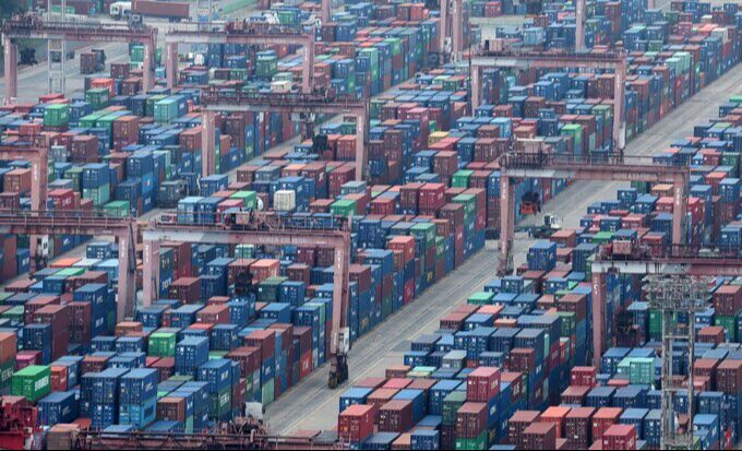 부산 남구 신선대부두 야적장에 컨테이너가 가득 쌓여 있는 모습. 뉴시스