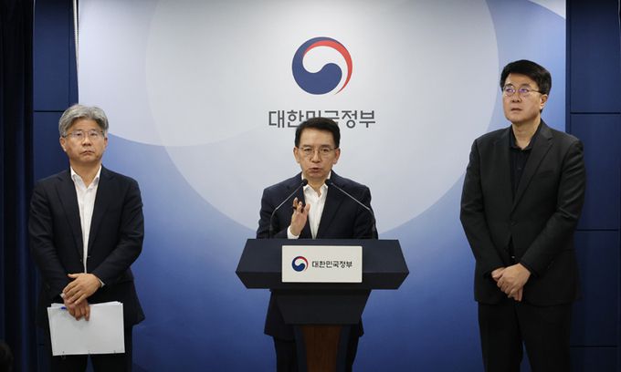 이정희 배달플랫폼-입점업체 상생협의체 위원장이 지난 14일 서울 종로구 정부서울청사에서 제12차 회의 결과를 브리핑하고 있다. 연합뉴스