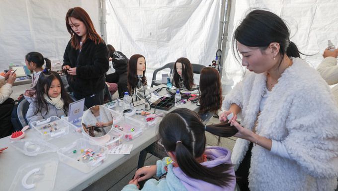 17일 서울 종로구 광화문광장에서 열린 제2회 전국학생문화경진대회에서 아이들이 헤어 메이크업을 받고 있다.