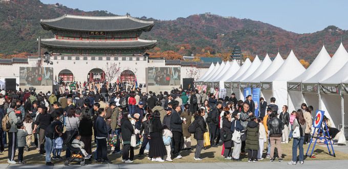 17일 서울 종로구 광화문광장에서 열린 제2회 전국학생문화경진대회를 시민들이 찾고 있다.