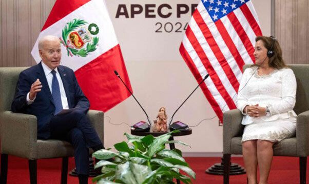 조 바이든 미국 대통령(왼쪽)이 15일(현지시간) 페루에서 열린 에이펙 정상회의 참석을 계기로 디나 볼루아르테 페루 대통령과 만나 양자 정상회담을 하고 있다. AFP연합뉴스