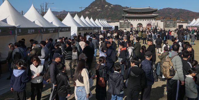 17일 서울 종로구 광화문광장에서 열린 제2회 전국학생문화경진대회를 시민들이 찾고 있다.