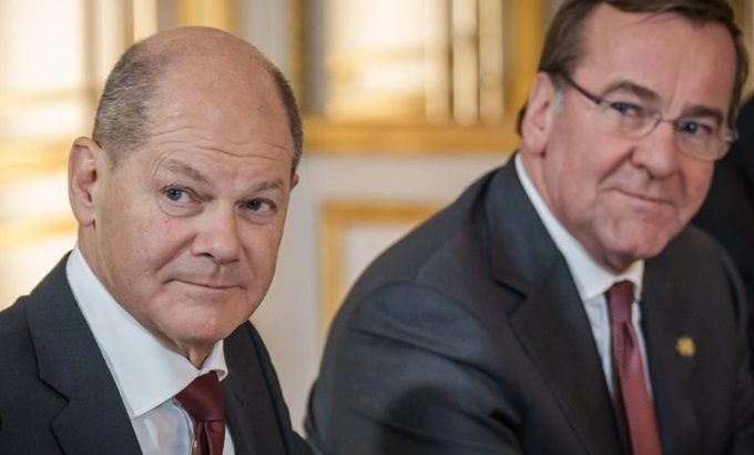 올라프 숄츠 독일 총리(왼쪽)와 보리스 피스토리우스 국방부 장관. 방송 화면 캡처