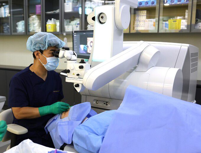 강남 온누리스마일안과 김부기 원장이 스마일프로로 시력교정을 하고 있다. 온누리스마일안과 제공