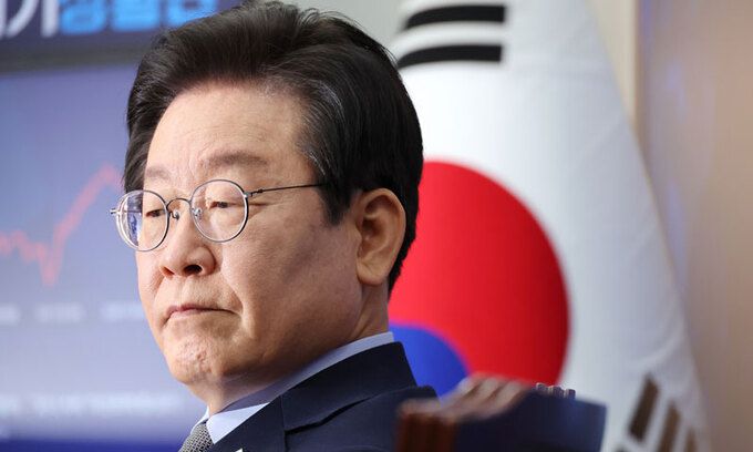 더불어민주당 이재명 대표가 20일 국회에서 열린 최고위원회의에서 박찬대 원내대표의 발언을 경청하고 있다. 연합뉴스