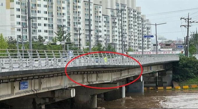 폭우로 침하된 대전 유등교. 대전시 제공