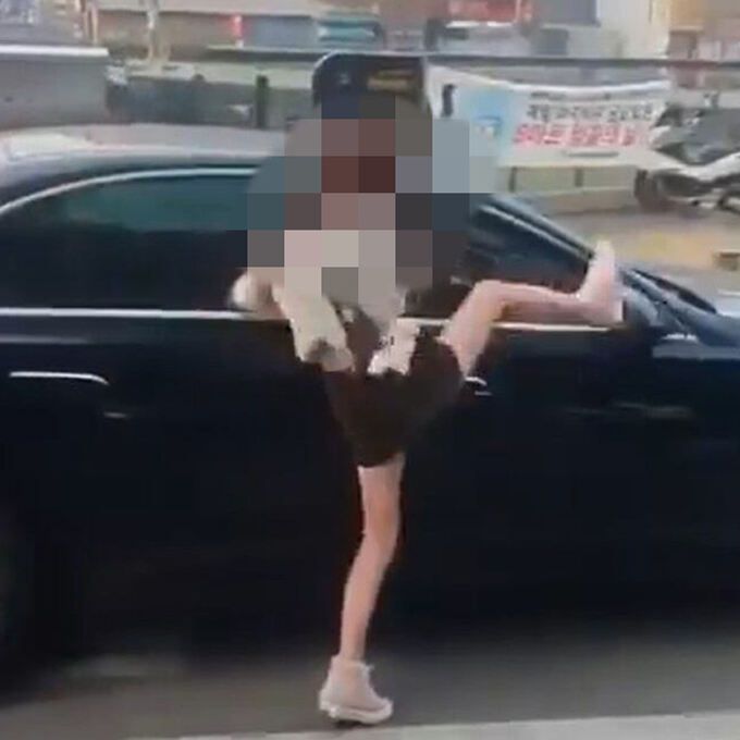 30대 A씨가 자신의 벤츠 차량 사이드미러를 발로 차는 모습. 온라인 커뮤니티 갈무리