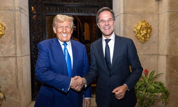 도널드 트럼프 미국 대통령 당선인(왼쪽)이 22일(현지시간) 플로리다주 팜비치 마러라고 리조트에서 마르크 뤼터 나토 사무총장과 비공개 회담을 가진 뒤 기념촬영을 하고 있다. 두 사람이 활짝 웃고는 있으나 우크라이나 군사 지원 등을 놓고 이견이 제기됐을 가능성이 커 보인다. AFP연합뉴스