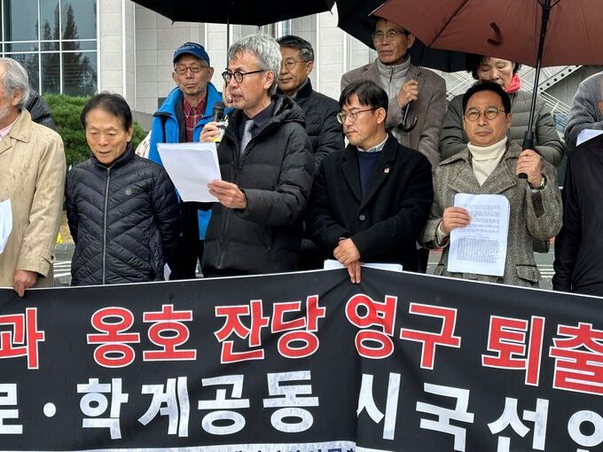 대전지역 시민사회와 원로, 종교계, 학계 인사들이 26일 대전시청 앞에서 시국선언 기자회견을 열고 윤석열 대통령 퇴진을 촉구하고 있다. 대전세종민교협·대전비상시국회의 제공