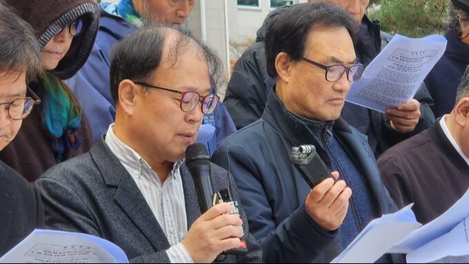 대전지역 시민사회와 원로, 종교계, 학계 인사들이 26일 대전시청 앞에서 시국선언 기자회견을 열고 윤석열 대통령 퇴진을 촉구하고 있다. 대전세종민교협·대전비상시국회의 제공