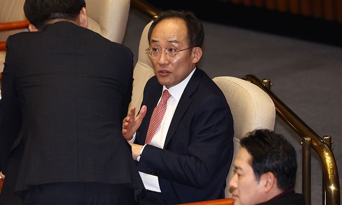 추경호 국민의힘 원내대표가 28일 서울 여의도 국회에서 열린 제418회국회(정기회) 제13차 본회의에서 동료 의원과 대화하고 있다. 뉴스1