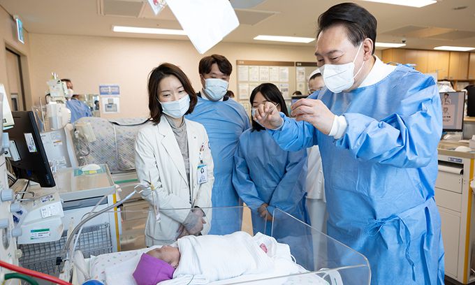 아기 보며 미소 윤석열 대통령이 28일 ‘이른둥이의 건강한 성장 지원을 위한 현장 간담회’가 열리기 전 서울성모병원을 찾아 입원 중인 다섯쌍둥이의 다섯째를 보며 웃고 있다. 대통령실 제공