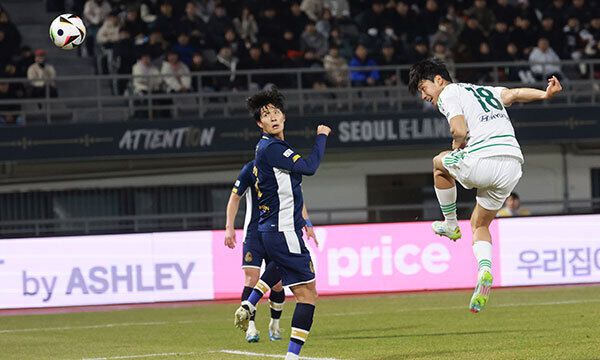 1일 서울 목동운동장에서 열린 K리그 승강 플레이오프(PO) 1차전 서울 이랜드 FC와 전북 현대의 경기. 전북 전진우가 헤더골을 넣고 있다. 연합뉴스