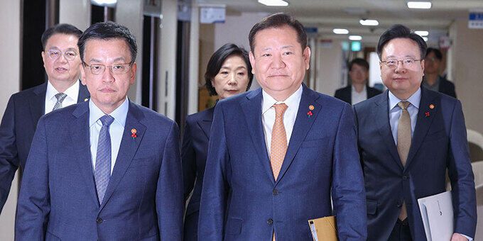 최 부총리·부처 장관들 합동브리핑 최상목 부총리 겸 기획재정부 장관(왼쪽), 이상민 행정안전부 장관(가운데), 조규홍 보건복지부 장관(뒷줄 오른쪽) 등이 2일 서울 종로구 정부서울청사에서 열린 정부 입장 합동브리핑에 참석하고 있다.