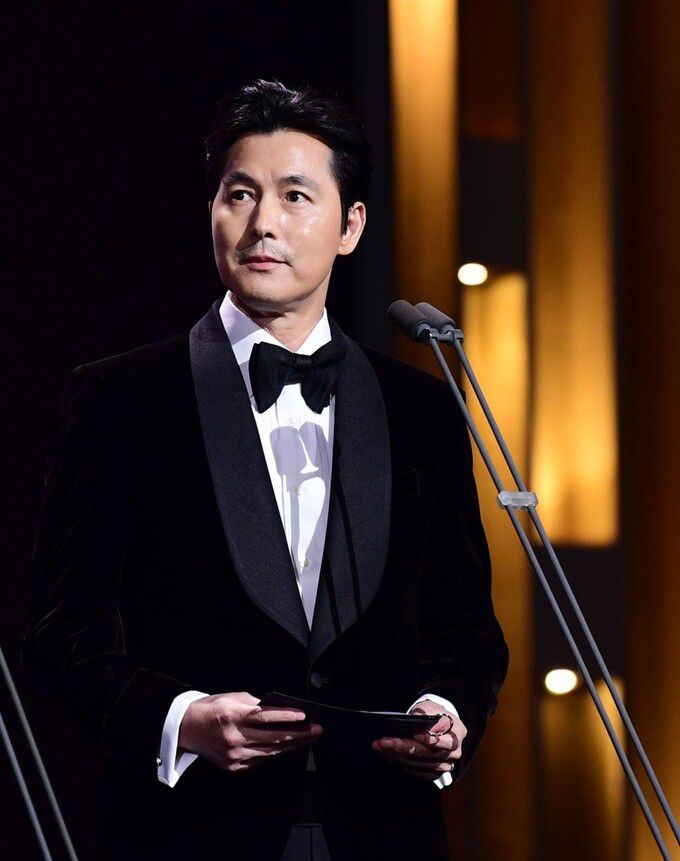 정우성이 지난 11월 29일 서울 영등포구 여의도 KBS홀에서 열린 제45회 청룡영화상 시상식에서 최다관객상 시상자로 나서 발언하고 있다. 연합뉴스
