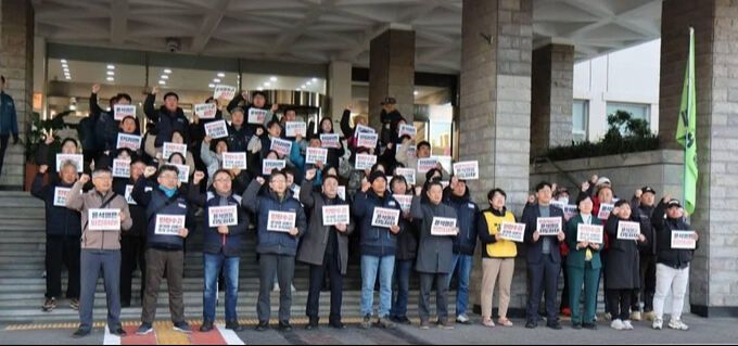 4일 오전 제주도청 앞에서 제주 노동시민사회단체가 비상계엄 사태와 관련해 규탄 기자회견을 하고 있다. 민주노총제주본부 제공