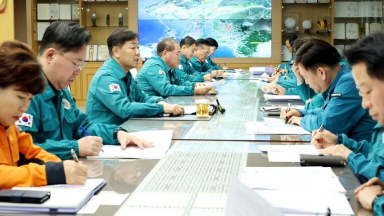 김관영(왼쪽 세 번째) 전북도지사가 3일 밤 비상계엄이 선포된 직후 긴급 실국장 회의를 열고 긴급 대처 방안을 논의하고 있다. 전북도 제공