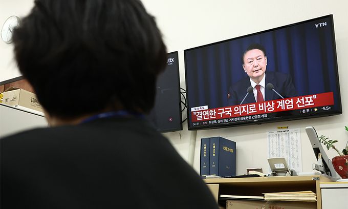 비상계엄 해제 요구 결의안이 국회 본회의에서 통과된 4일 새벽 서울 여의도 국회에서 더불어민주당 당직자가 윤석열 대통령의 비상계엄 해제 관련 담화를 TV 통해 지켜보고 있다. 뉴스1