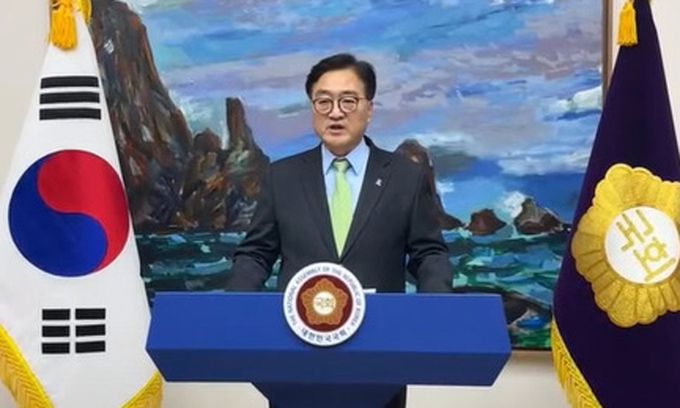 윤석열 대통령이 비상계엄을 선포한 3일 밤 우원식 국회의장이 국회에서 긴급 기자회견을 하고 있다. 우원식TV 캡처