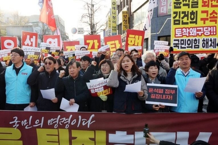 '윤석열 퇴진 전북운동본부'가 4일 오전 9시 전주시 완산구 경원동 충경로사거리에서 집회를 열고 윤석열 대통령 퇴진을 촉구하는 구호를 외치고 있다. 연합누스