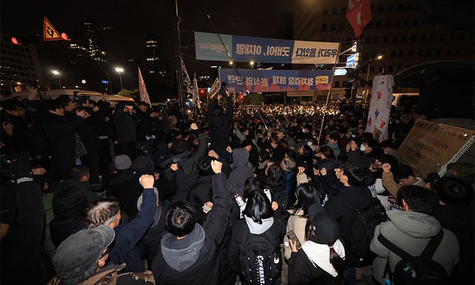 윤석열 대통령이 비상계엄을 선포한 가운데 4일 자정께 서울 여의도 국회의사당 앞에서 시민들이 계엄해제 구호를 외치고 있다. 연합뉴스