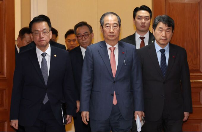 한덕수 국무총리가 4일 오전 서울 종로구 정부서울청사에서 윤석열 대통령이 긴급 담화로 비상계엄 해제를 선언 가운데 긴급 소집된 회의를 마친후 최상목 경제부총리 겸 기획재정부 장관, 이주호 사회부총리 겸 교육부 장관 및 국무위원들과 국무회의실을 나서고 있다. 뉴시스