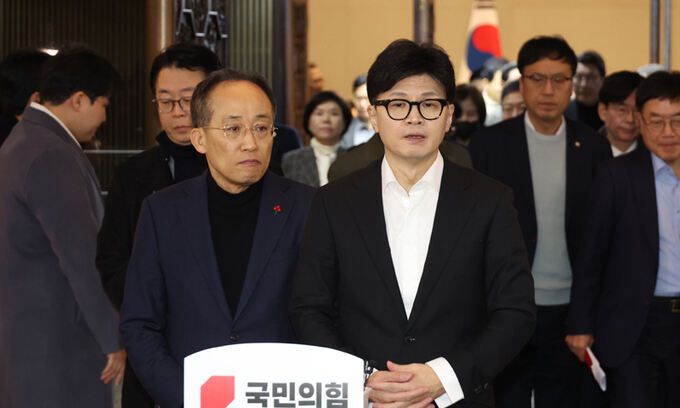 한동훈 국민의힘 대표와 추경호 원내대표가 4일 서울 여의도 국회에서 비상의원총회를 마친 후 취재진 질문에 답하고 있다. 뉴시스